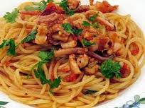 Spaghetti con pomodori e calamari